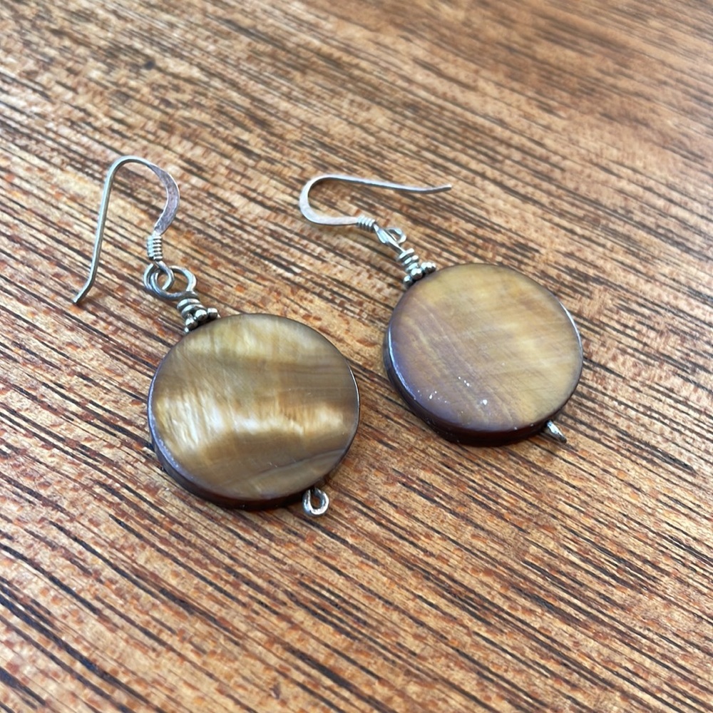 🔥 3 FOR $20 🔥 Small, lovely shell earrings. Gold coloured. - Picture 5 of 5